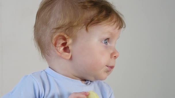 Babyjongen gezond eten — Stockvideo