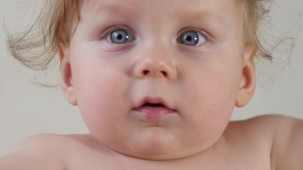 Улыбающийся симпатичный малыш — стоковое видео