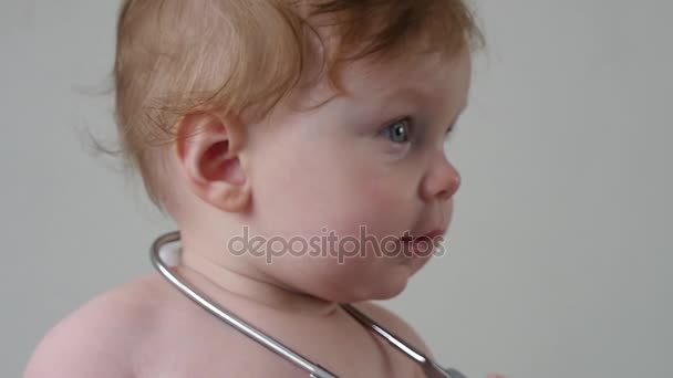 Малыш играет в доктора — стоковое видео