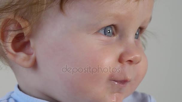 Niño adorable con manzanas verdes — Vídeo de stock