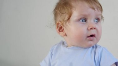 Yürümeye başlayan çocuk yemek sonbahar elma