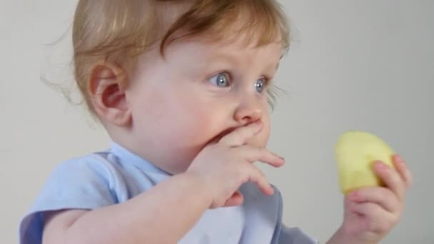 Niño comiendo fruta, comida saludable — Vídeos de Stock