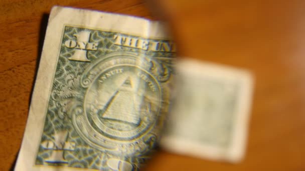 Lente d'ingrandimento sul vecchio dollaro americano — Video Stock