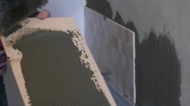 Karo seramik yapıştırıcı uygulayarak adam
