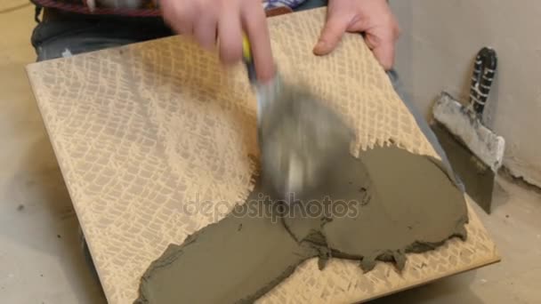 Carrelage installation de carreaux de céramique sur un plancher — Video