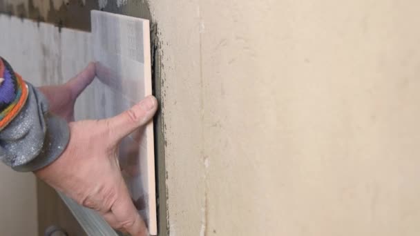 Hombre Aplicando Azulejos de Cerámica A Una Pared De Cocina — Vídeos de Stock