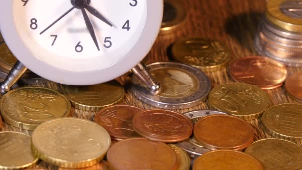 Reloj de mesa con monedas — Vídeo de stock