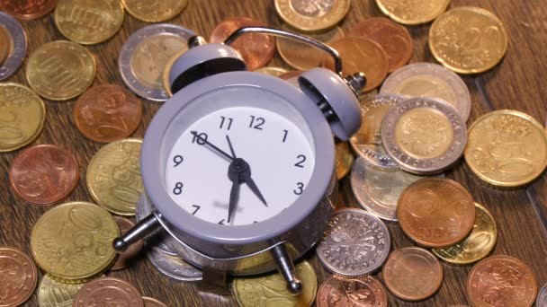 Paralar ile masa saati — Stok video
