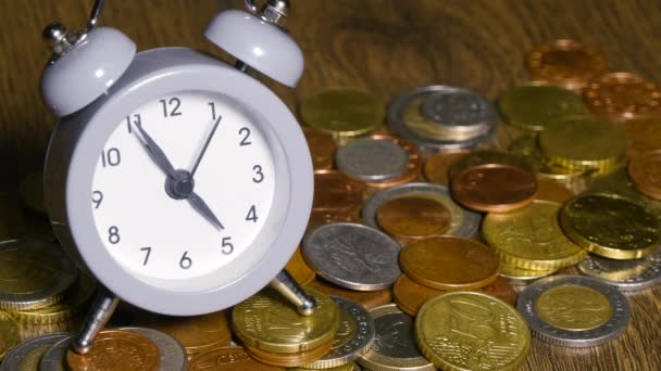 Reloj de mesa con monedas — Vídeos de Stock