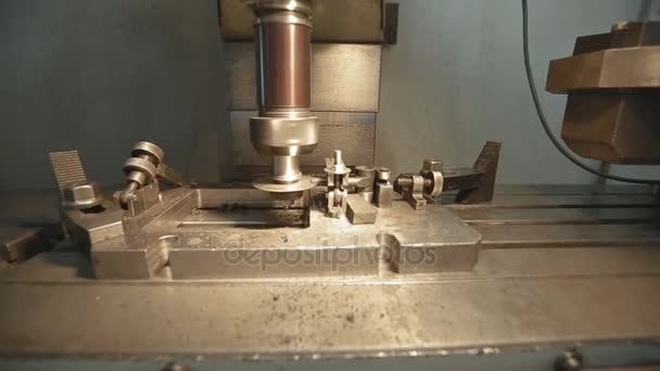 Cnc токарная машина в металлообрабатывающей промышленности — стоковое видео