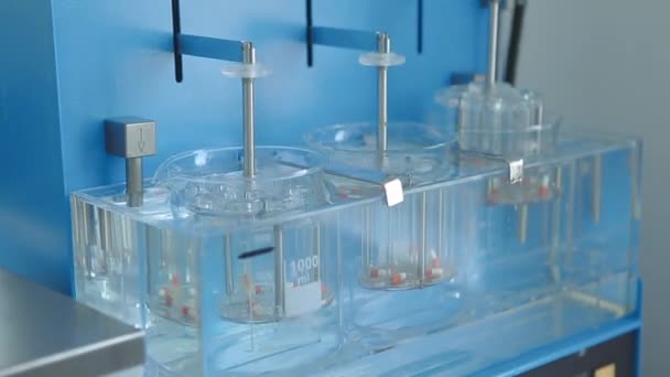 Experimentos en el laboratorio — Vídeo de stock