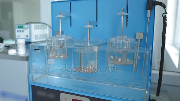 Pilule médicamenteuse dans un appareil de dissolution pendant les essais 