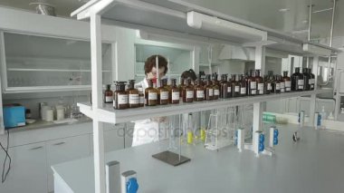 Bilim adamı bu durumda stetoskop laboratuarında deneyler yapıyor