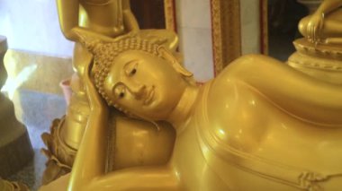 Manastırdaki altın Buddha Statue