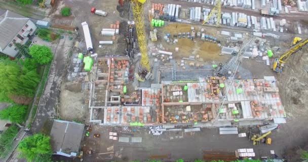 Sitio de construcción en la ciudad vista aérea — Vídeo de stock