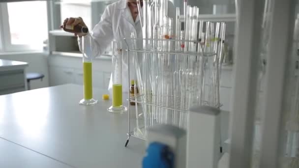 Naukowiec pracujący w laboratorium — Wideo stockowe