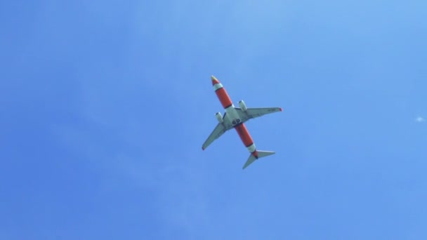 Passagier vliegtuig vliegen Overhead — Stockvideo