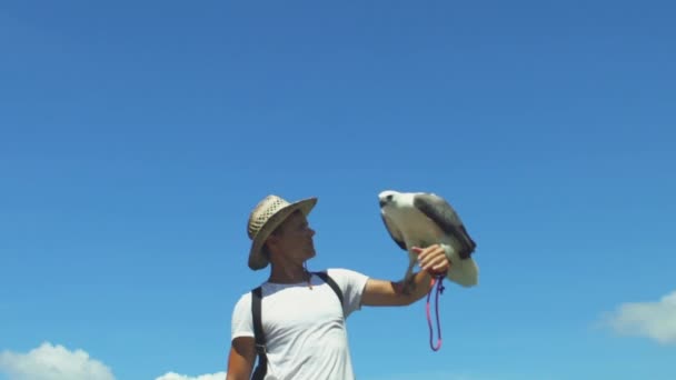 Hombre con pájaro de águila — Vídeos de Stock