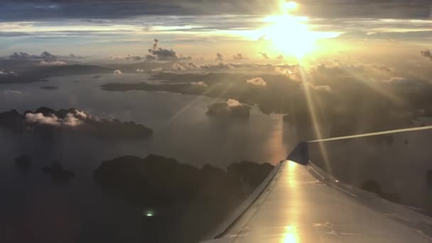 Vleugel van een vliegtuig op Cloud Sky — Stockvideo