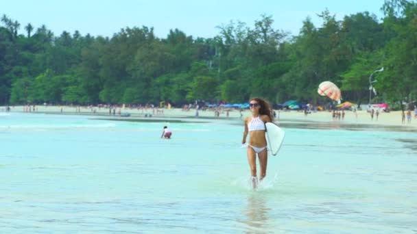 Krásné ženské surfař hledá vlny — Stock video