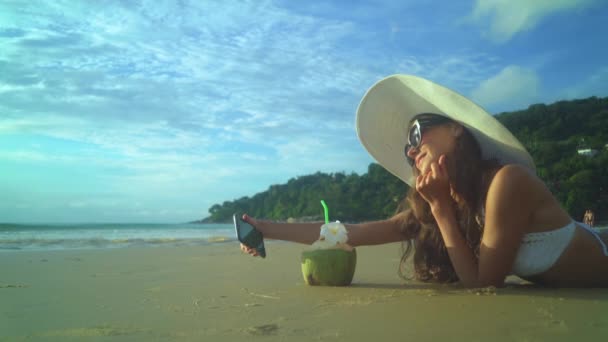 Kvinna som dricker kokosmjölk under tropiska semester — Stockvideo