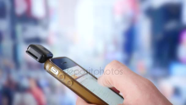 Мобільні платежі з телефоном — стокове відео