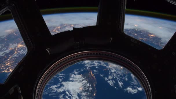 Земля сквозь окно Международной космической станции — стоковое видео