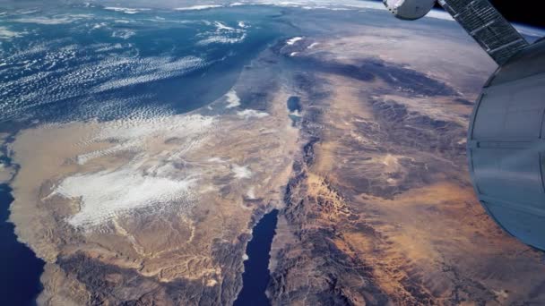 Tierra a través de la ventana de la Estación Espacial Internacional — Vídeo de stock