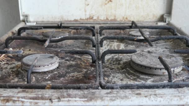 Quemador de gas muy sucio en la cocina — Vídeos de Stock