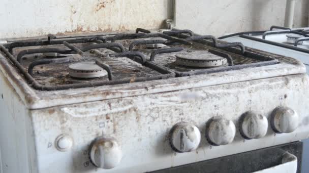 Quemador de gas muy sucio en la cocina — Vídeo de stock