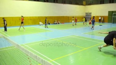 Badminton kortu oyuncularla rekabet