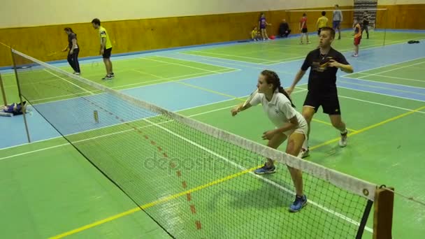 Campi da badminton con giocatori in competizione — Video Stock