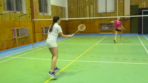 Quadras de badminton com jogadores competindo — Vídeo de Stock
