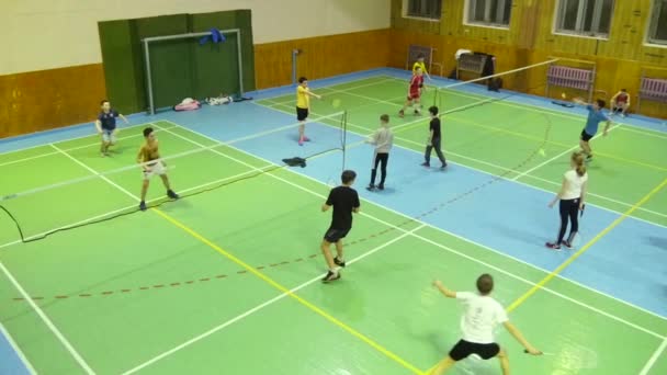 Campi da badminton con giocatori in competizione — Video Stock