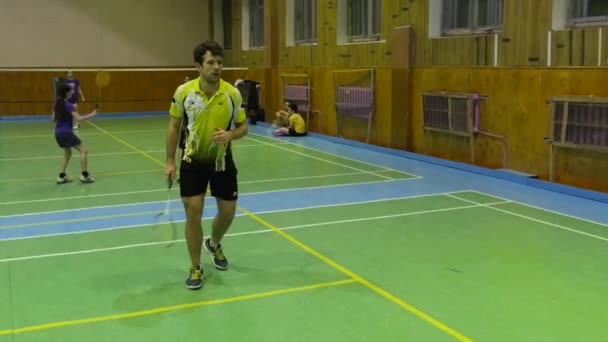 Campi da badminton con giocatori in competizione — Video Stock