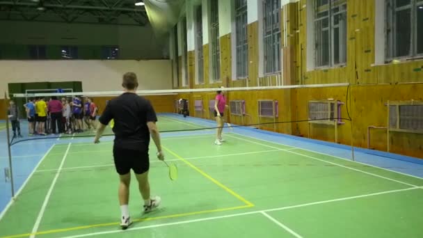 Quadras de badminton com jogadores competindo — Vídeo de Stock