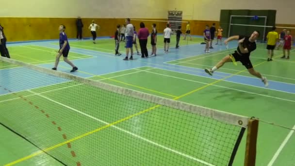 Campi da badminton con giocatori in competizione — Video Stock