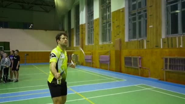 Campi da badminton con giocatori in competizione — Video Stock