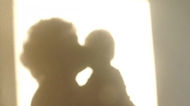 Bebek anne elinde gölgesi