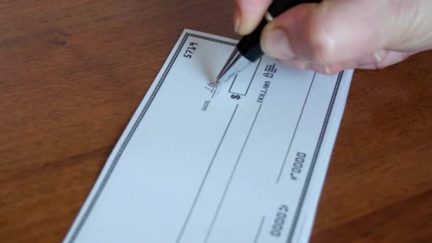 Написання чеку для оплати — стокове відео