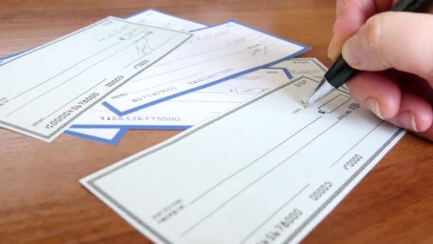 Escribir un cheque de pago con un bolígrafo — Vídeos de Stock