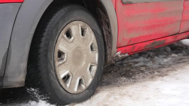Neumático resbalando en la nieve — Vídeo de stock