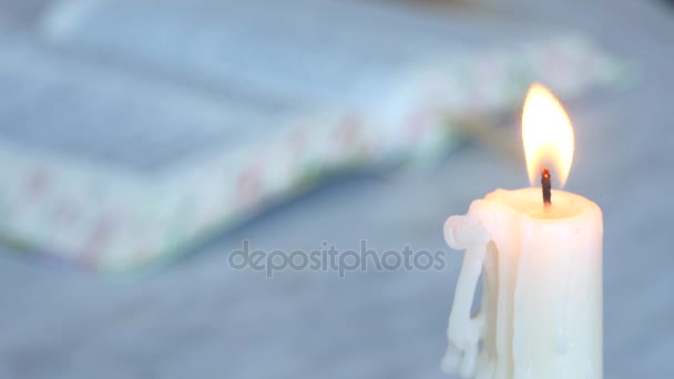 Prenotare con Candles in Front — Video Stock