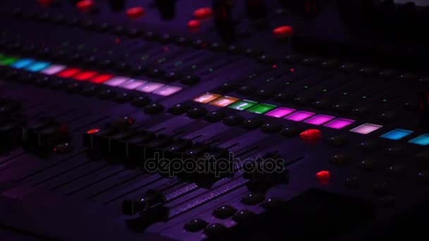 Console audio professionale in un concerto — Video Stock
