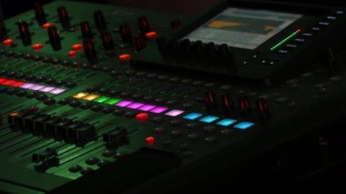 Bir konserinde profesyonel ses konsol