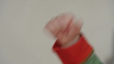 Küçük çocuk el kaldırdı