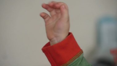 Küçük çocuk el kaldırdı