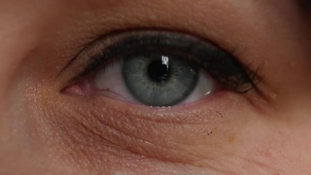 Женщина открывает свой голубой глаз — стоковое видео