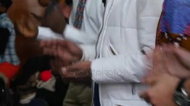 Birçok insan partide alkışlar