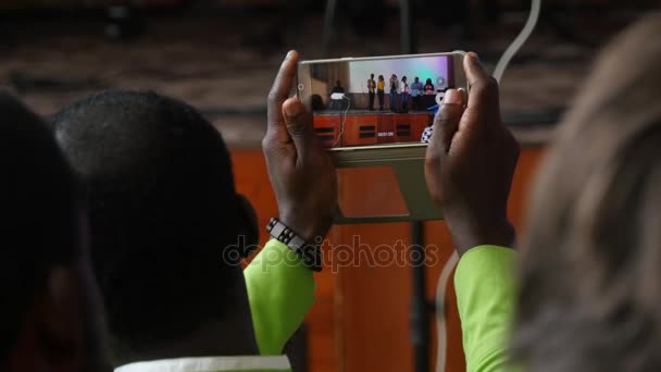 Jongen registreert het Concert met zijn Smartphone — Stockvideo